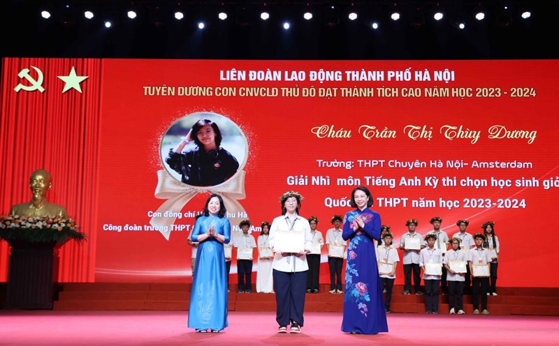 Bà Thái Thu Xương - Phó Chủ tịch Thường trực Tổng LĐLĐVN (bên trái) trao khen thưởng cho con của cán bộ, đoàn viên Hà Nội có thành tích cao trong học tập. Ảnh: Mạnh Quân