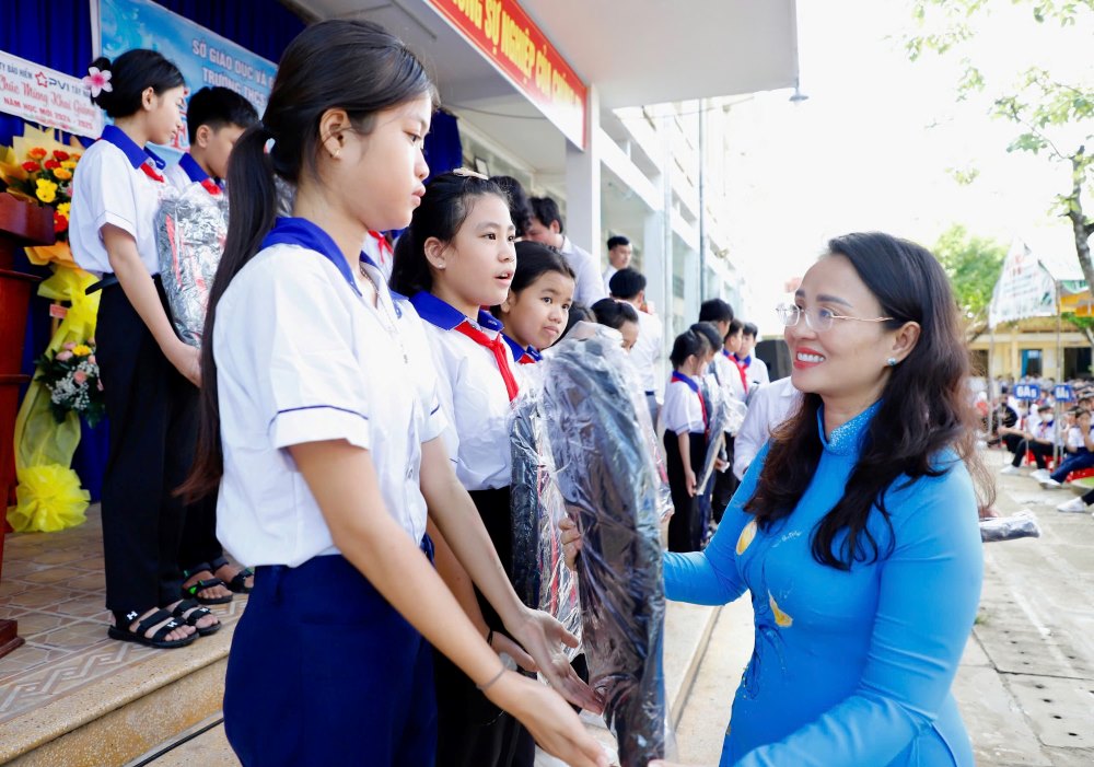 Chủ tịch LĐLĐ TP Cần Thơ Lê Thị Sương Mai tặng quà cho học sinh trên địa bàn TP Cần Thơ. Ảnh: LĐLĐ TP Cần Thơ.