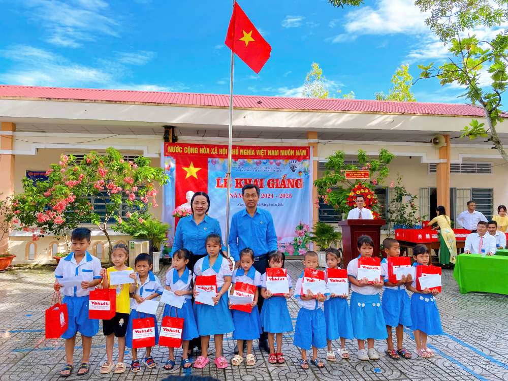 Ms. Huynh Thi Hien, Permanent Vice President of the City Labor Federation; Mr. Nguyen Thanh Vu, President of Phong Dien District Labor Federation presented gifts to disadvantaged students at Nhon Ai 2 Primary School.