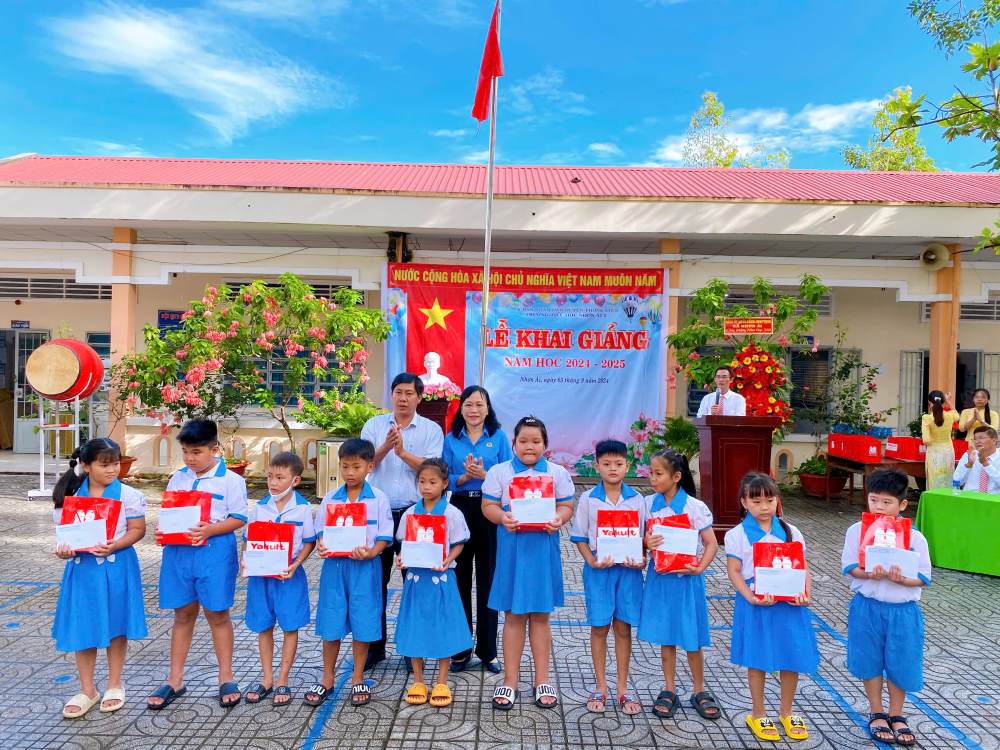 Disadvantaged students at Nhon Ai 2 Primary School receive gifts from the Can Tho City Health Sector Trade Union.