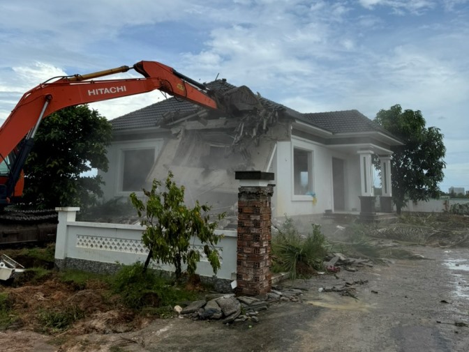 Cưỡng chế các căn biệt thự trái phép ở xã Dương Tơ, TP Phú Quốc ngày 6.9. Ảnh: CTV