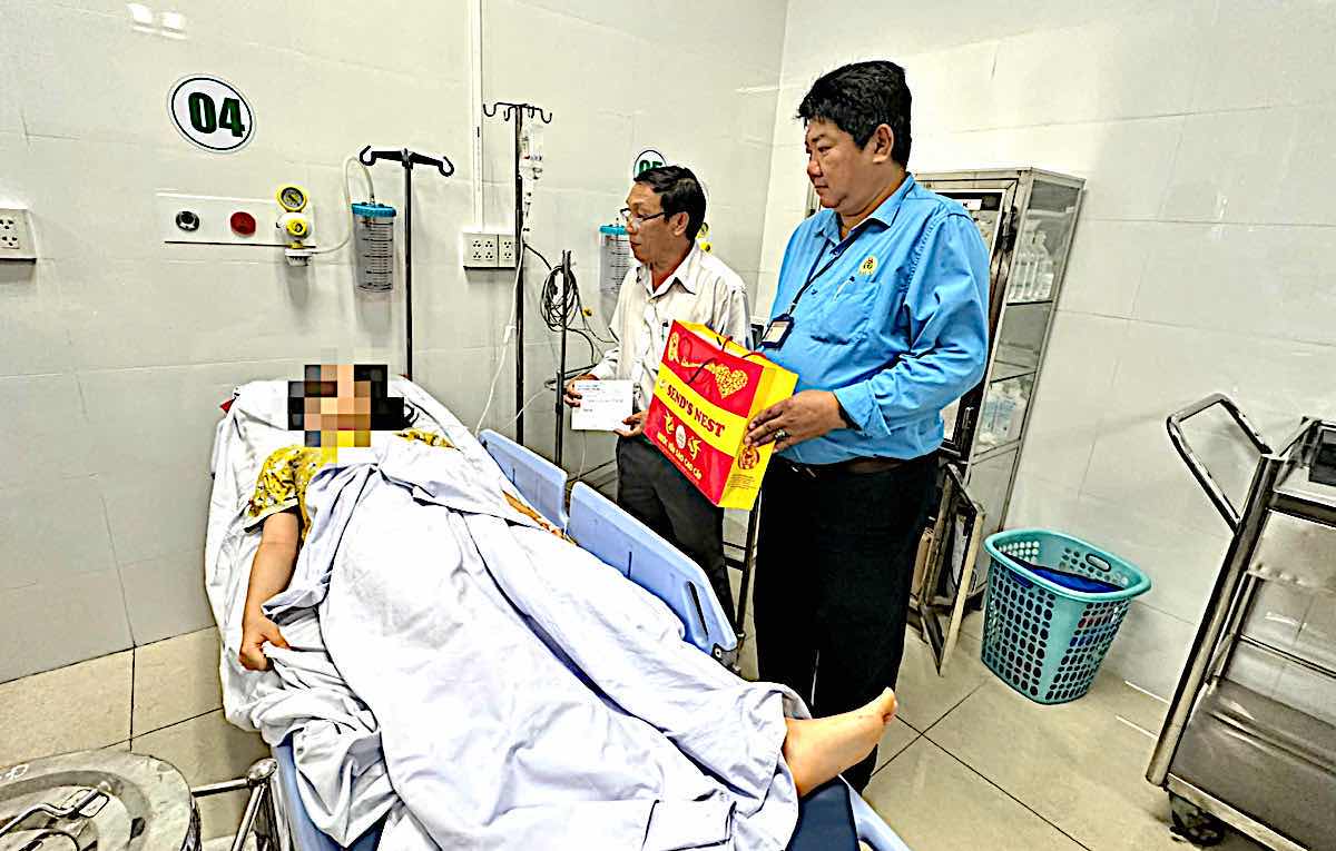 Visiting a motorcyclist who was swept away by the sand flood and is being treated at the hospital. Photo: Duy Tuan