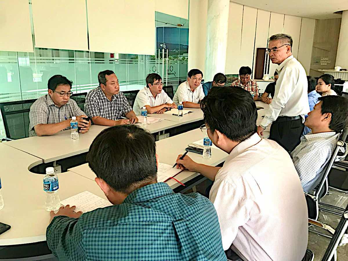 Mr. Le Van Chon - Vice Chairman of Phan Thiet City People's Committee and related Departments and Committees held a meeting to discuss solutions on the morning of September 6. Photo: Duy Tuan