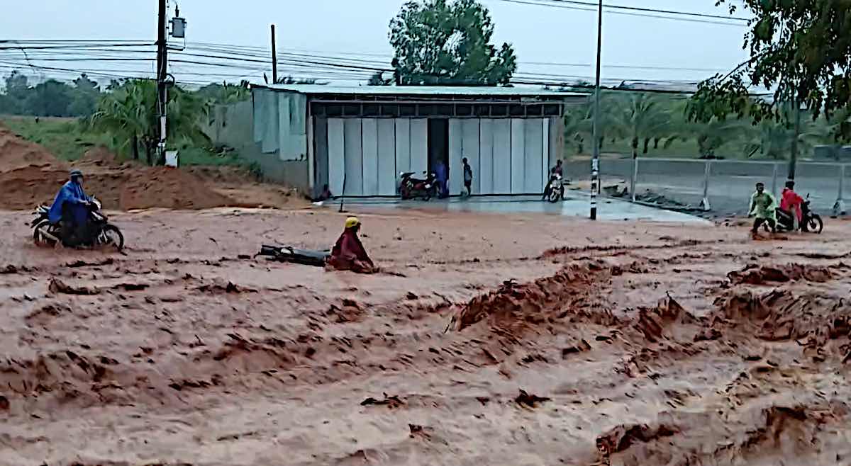 Sand flood swept away people and motorbikes on the afternoon of September 5. Photo: Duy Tuan