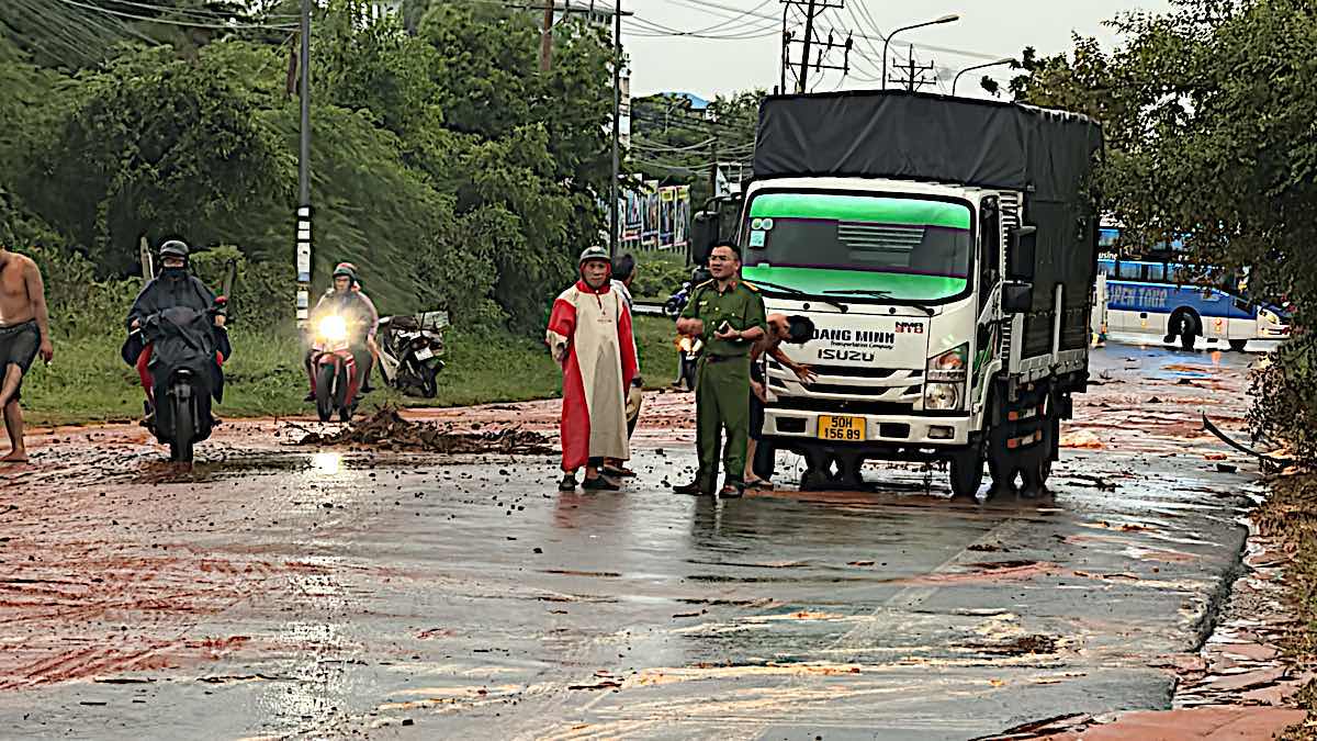 Công an chốt chặn không cho ôtô lưu thông chiều 5.9. Ảnh: Duy Tuấn 