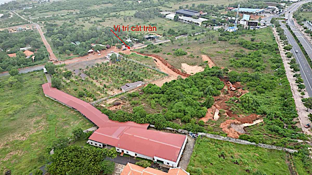 Terrain of the sand spill location. Photo: Duy Tuan