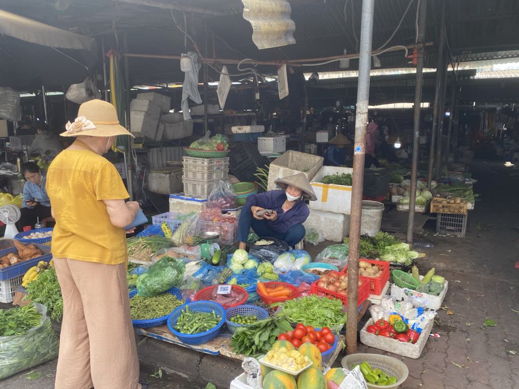 Nam Trung Yen market on the morning of September 6, all buying and selling activities took place normally without any sudden changes. Photo: Lan Ha