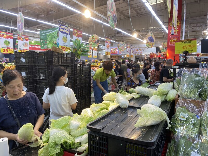 The vegetable area of ​​Big C supermarket continuously had to replenish green vegetables on the morning of September 6. Photo: Lan Ha