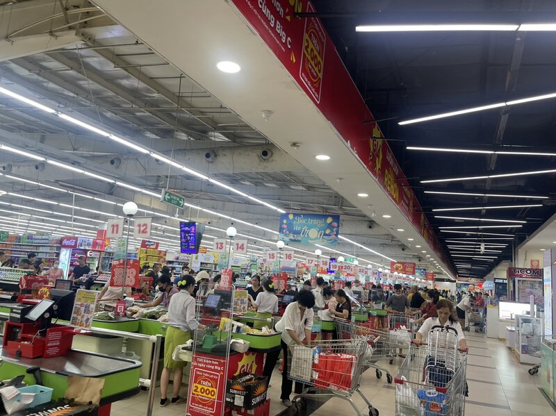 The checkout area of ​​Big C supermarket was packed with people from early morning on September 6 before storm No. 3 arrived. Photo: Lan Ha