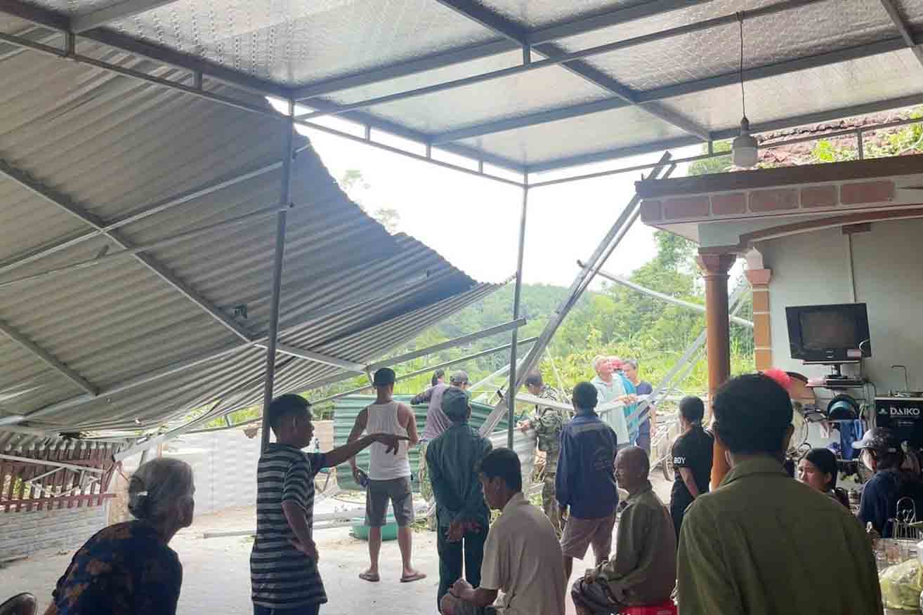 People came to help Mr. Tuyen's family overcome the consequences of a fallen tree that damaged their house. Photo: Son Ham.