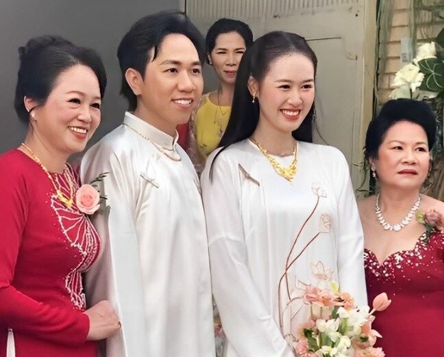 Anh Đức và bạn gái rạng rỡ trong ngày vu quy. Ảnh: D.D