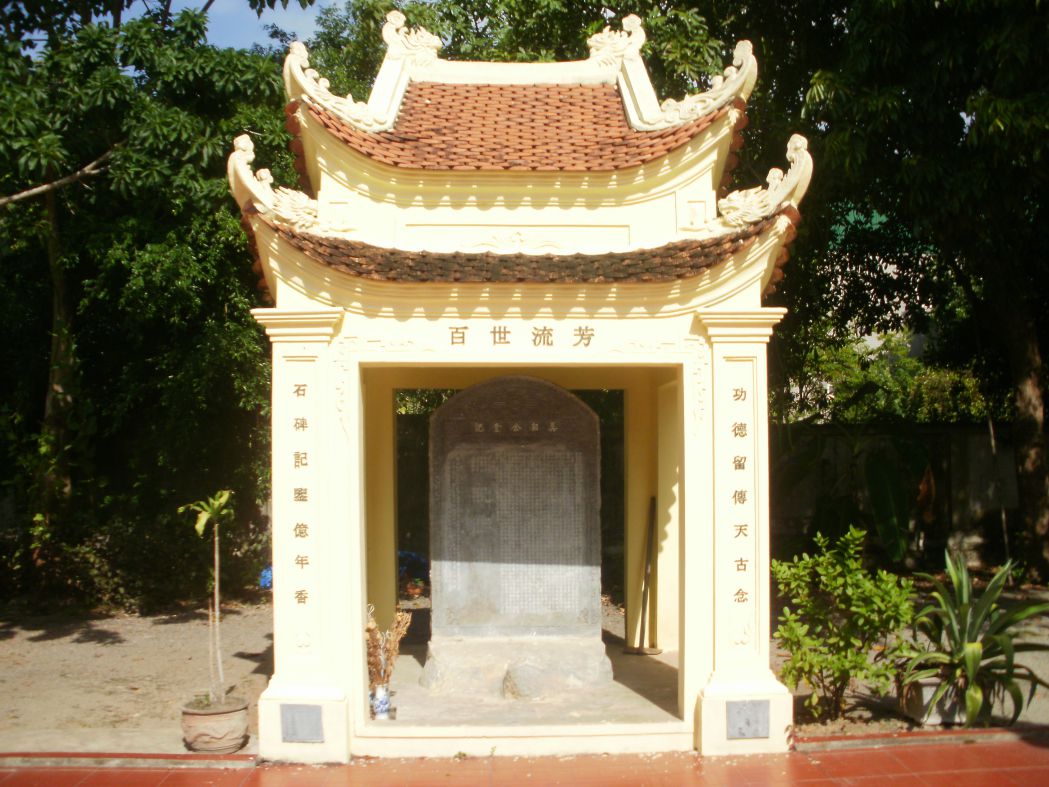 The stele house "Ngo Tuong Cong Duong Ky" was built to the west of the temple of Cao Quan Cong.