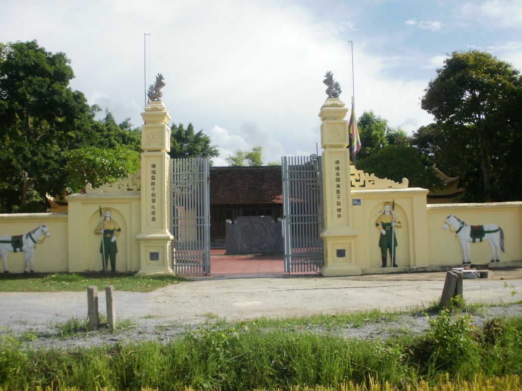 Cổng môn thần đền thờ Tào quận công Ngô Phúc Vạn ở thôn Phúc Sơn thị trấn Nghèn.