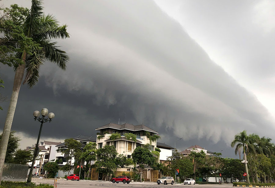 Mây đen khổng lồ bao phủ thành phố Vinh trước bão số 3. Ảnh: Quang Đại 