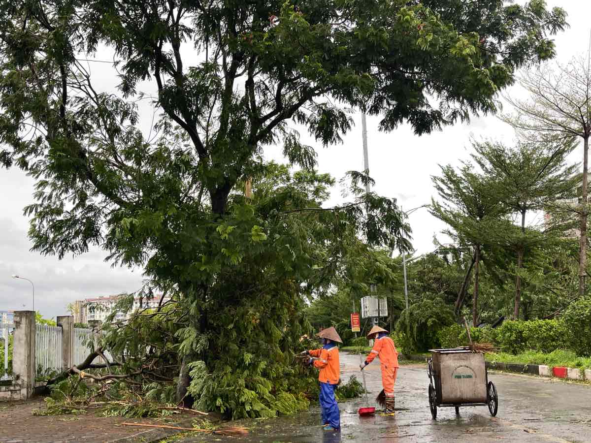 Công nhân môi trường dọn dẹp vệ sinh sau bão. Ảnh: Hoài Anh