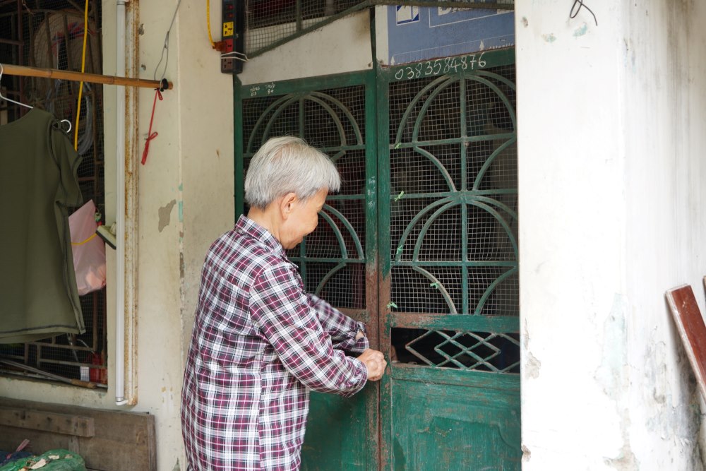 Người dân chung cư cũ ở Hải Phòng sẵn sàng di dời trước bão. Ảnh: Mai Dung