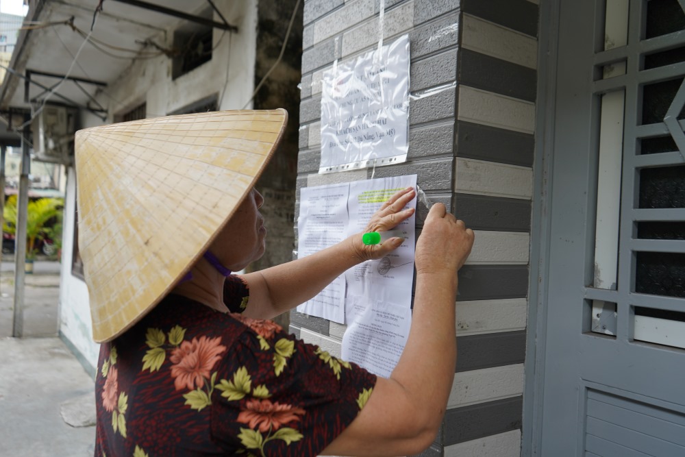 At Van My apartment buildings, authorities and organizations posted notices in apartment buildings, mobilizing households to reinforce their houses and prepare necessary items to evacuate to a safe place before 8:00 p.m. on September 6.