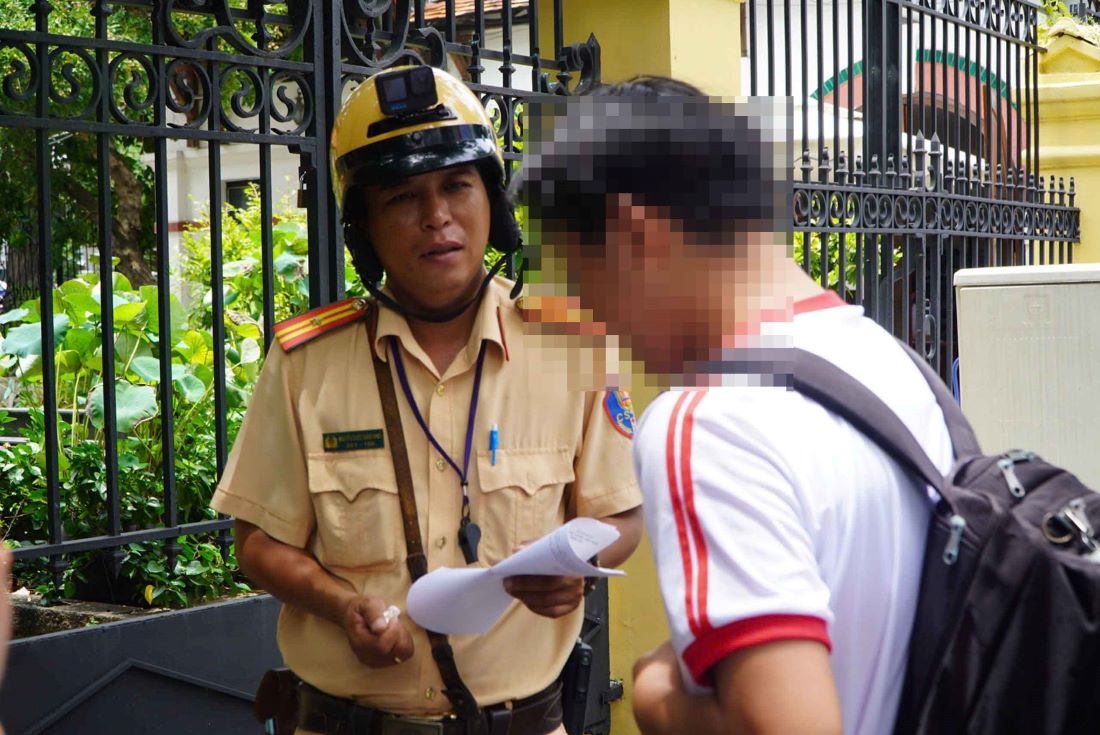 A male student burst into tears when he learned that his vehicle was being held and was encouraged by the traffic police. Photo: Chan Phuc