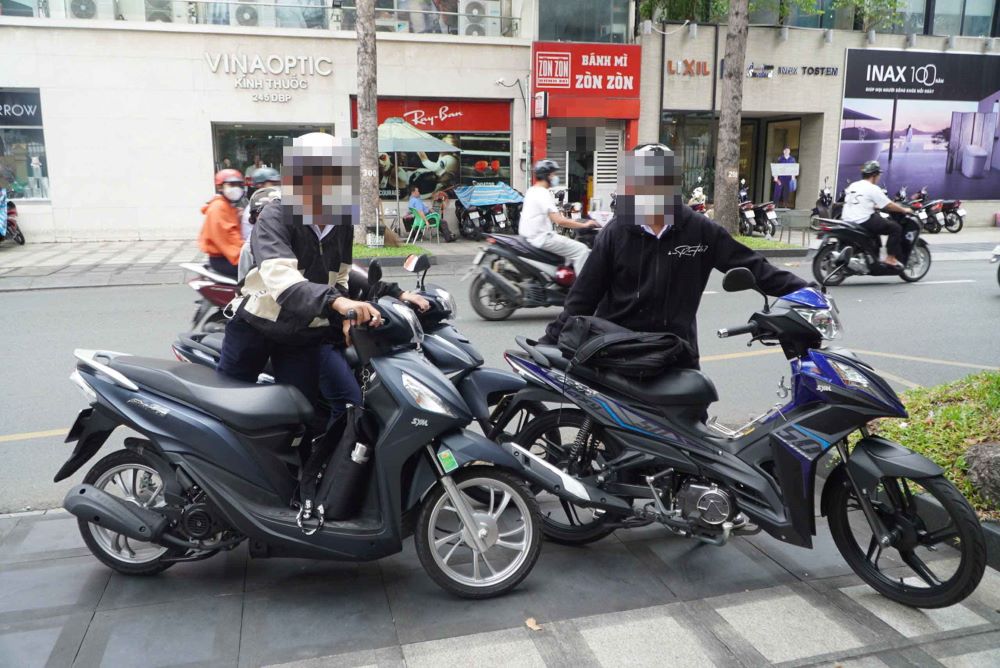 Some other cases of students violating traffic laws were discovered by the traffic police and recorded for handling. Photo: Chan Phuc