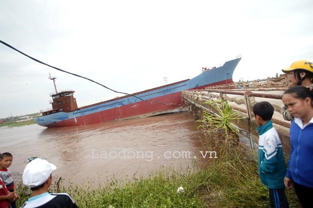 Cách đây 12 năm, vào đêm ngày 28.10.2012, khi cơn bão số 8 năm đó đổ bộ vào Thái Bình, 2 chiếc tàu trọng tải 5.000 tấn và 3.000 tấn đứt neo, trôi dạt cắt đôi cây cầu Diêm Điền (thị trấn Diêm Điền, huyện Thái Thụy). Ảnh tư liệu: LĐO