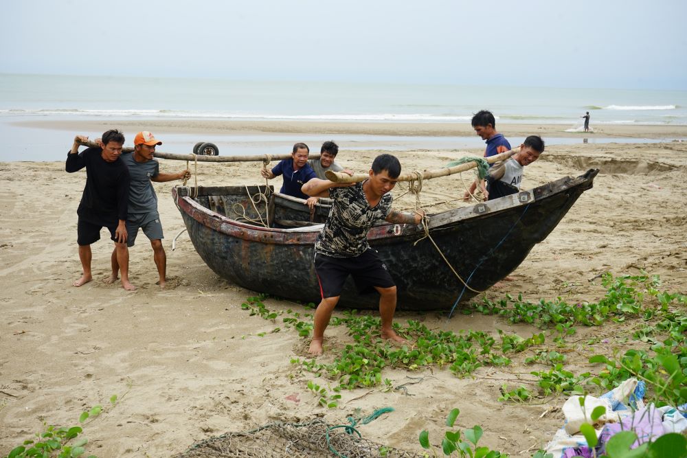 Theo đó, để phòng chống và đảm bảo an toàn trước siêu bão số 3, tỉnh Thanh Hóa đã chính thức cấm biển từ trưa ngày 6.9. Ảnh: Quách Du