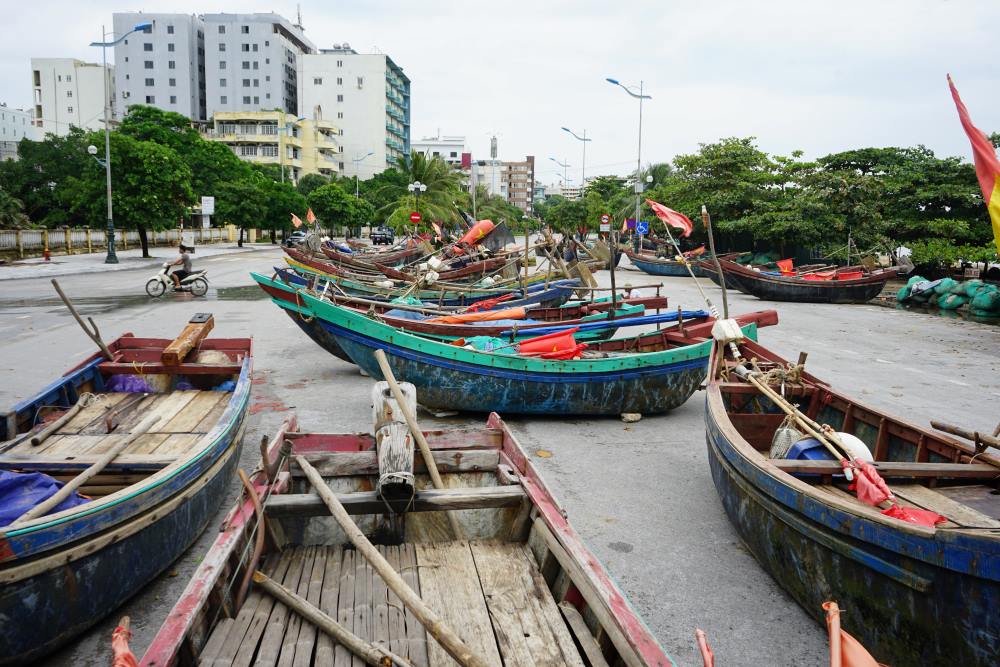 Ghi nhận trước thời điểm cấm biển, trong sáng và trưa 6.9, người dân TP. Sầm Sơn, tỉnh Thanh Hóa đã hò nhau kéo hàng trăm chiếc thuyền lên đường để tránh bão số 3. Ảnh: Quách Du