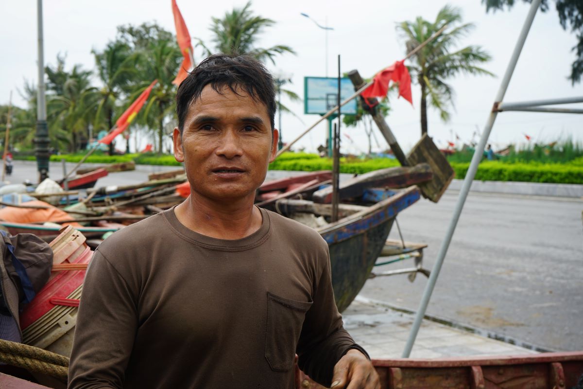 Ông Lường Văn Tùng (ngư dân tại TP. Sầm Sơn) cho biết, sau khi nghe tin đài báo bão số 3 rất mạnh, không chỉ gia đình ông mà nhiều ngư dân khác đã nhanh chóng đưa thuyền lên bờ để đảm bảo an toàn. Ảnh: Quách Du