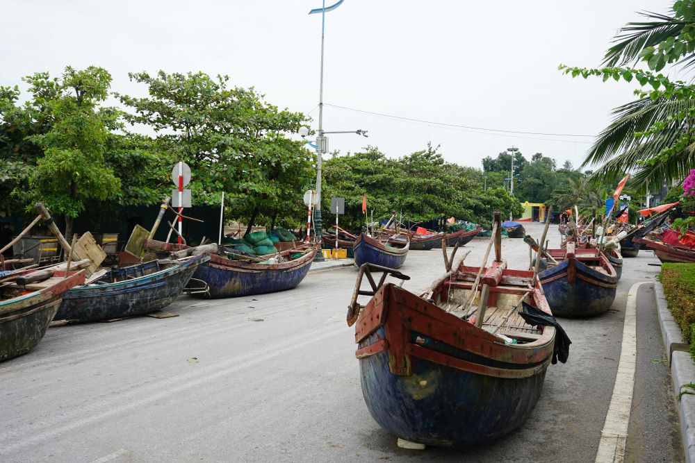 Đến đầu giờ chiều ngày 6.9, hàng trăm chiếc thuyền ở khu vực bãi biển Sầm Sơn đã được ngư dân đưa lên đường Hồ Xuân Hương. Ảnh: Quách Du