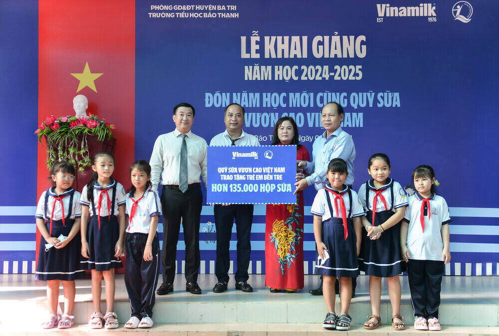 Representatives of Vinamilk & Vietnam Children's Fund (left) presented a symbolic board of support for more than 135,000 milk boxes to representatives of the Department of Labor, War Invalids and Social Affairs of Ben Tre province on the occasion of the opening day of school on September 5. Photo: Vinamilk