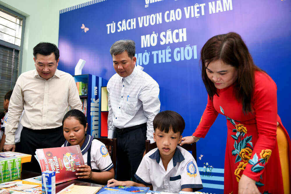 Students explore the new bookcase donated by Vinamilk at the school library. Photo: Vinamilk