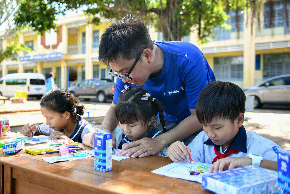 On the opening day, the children participated in many fun and creative activities organized by Vinamilk employees. Photo: Vinamilk