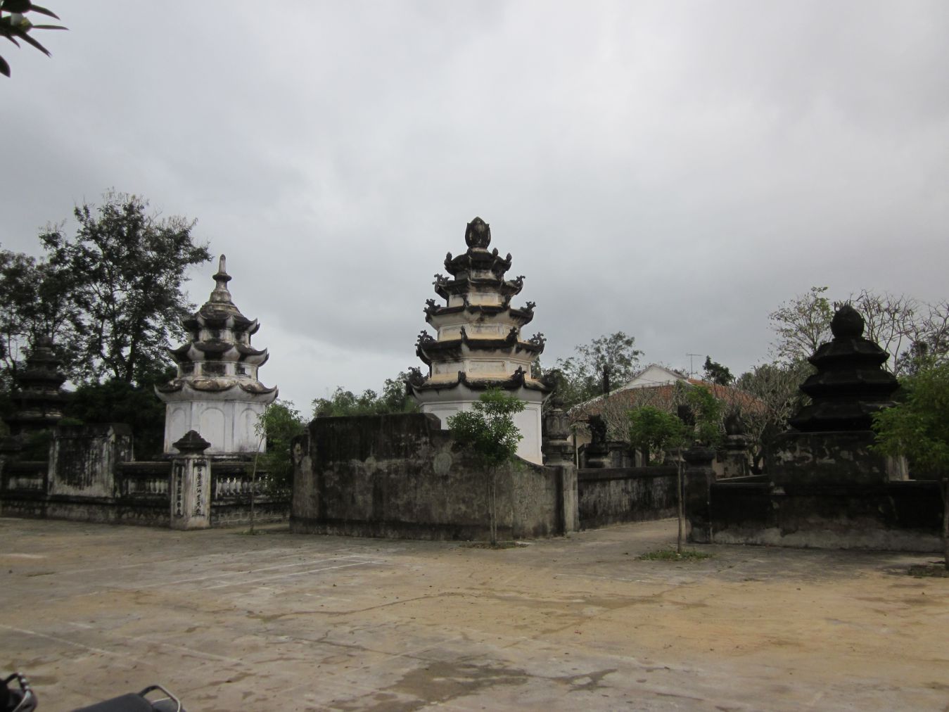 The majestic garden of the Patriarch's tower at the Thap Thap Di Da Pagoda.