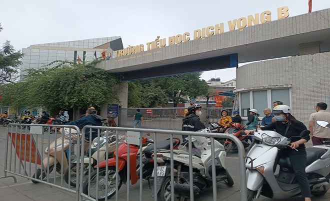 Nhiều cổng trường ở Hà Nội áp dụng mô hình đảm bảo an toàn giao thông. Ảnh: Thu Giang