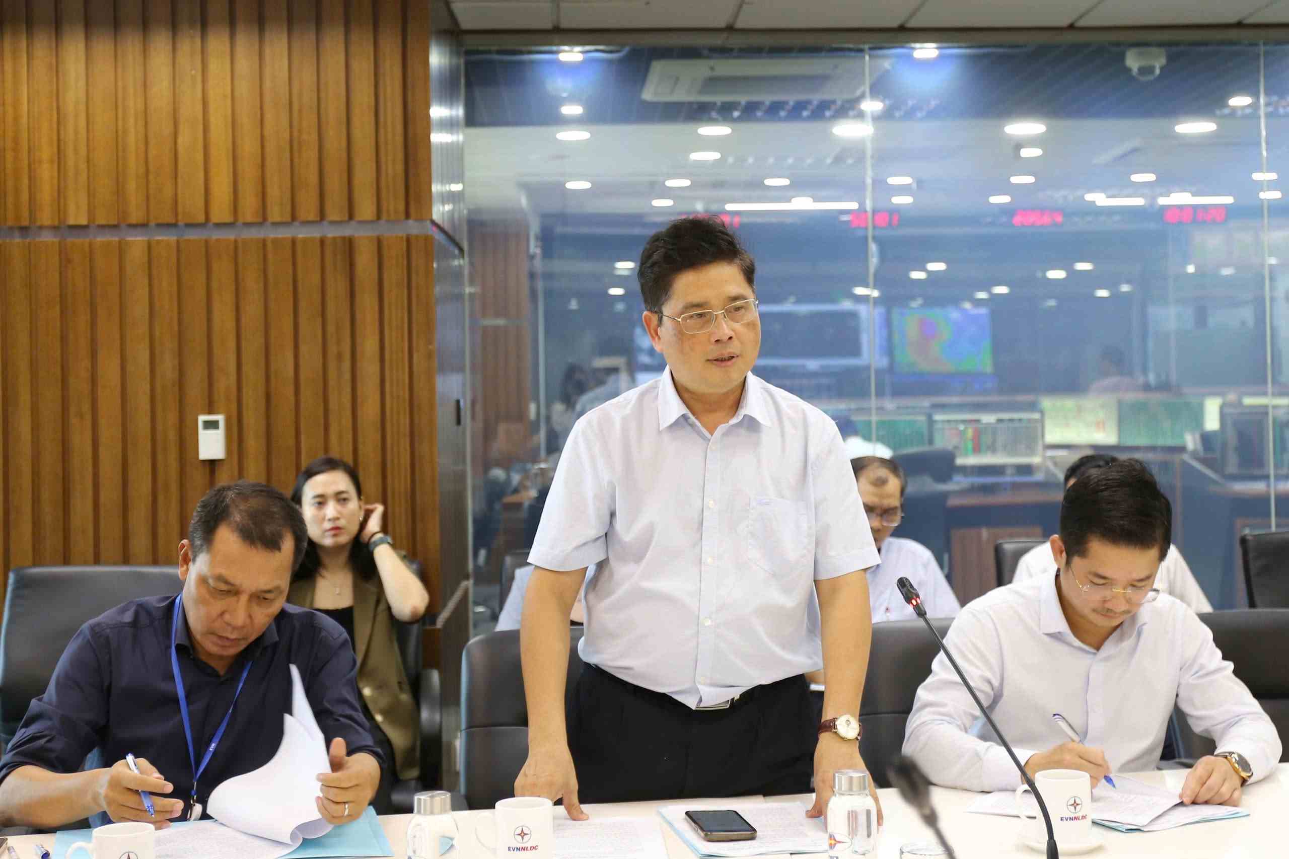 Mr. Vo Quang Lam - Deputy General Director of EVN reported at the meeting. Photo: Lan Anh