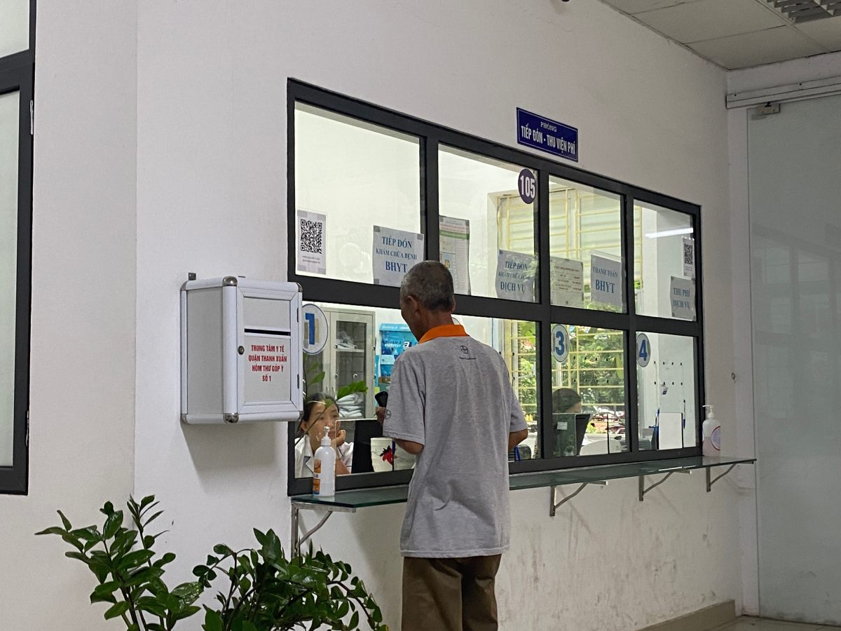 People register for medical examination at Thanh Xuan District Medical Center. Photo: Phuong Thao