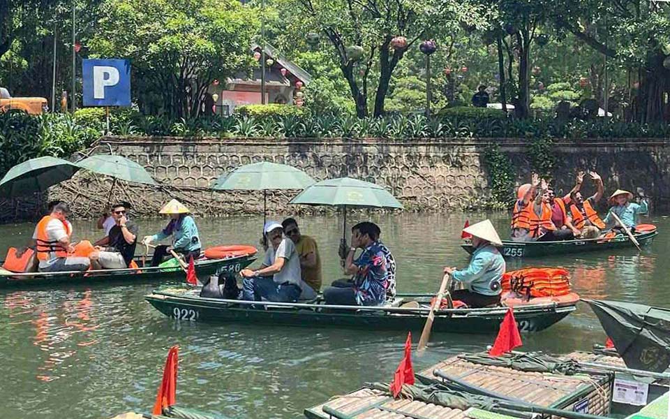 Indian billionaire's tourist group visits Trang An Heritage Site. Photo: Nguyen Truong