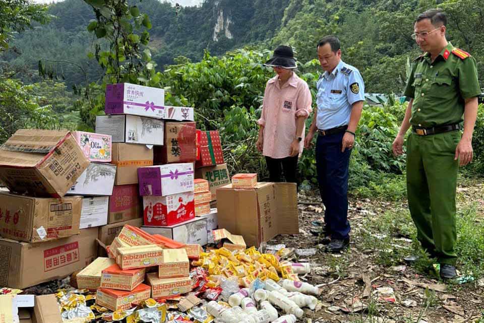 Công an Lai Châu thu giữ, tiêu hủy hàng nghìn chiếc bánh trung thu không rõ nguồn gốc xuất xứ. Ảnh: CACC