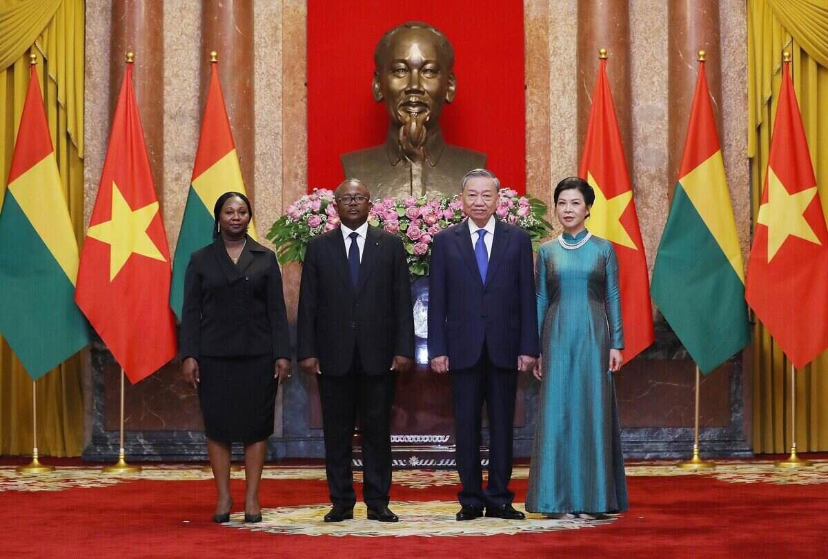 General Secretary and President To Lam and his wife, President of the Republic of Guinea-Bissau Umaro Sissoco Embaló and his wife take a group photo. Photo: VNA