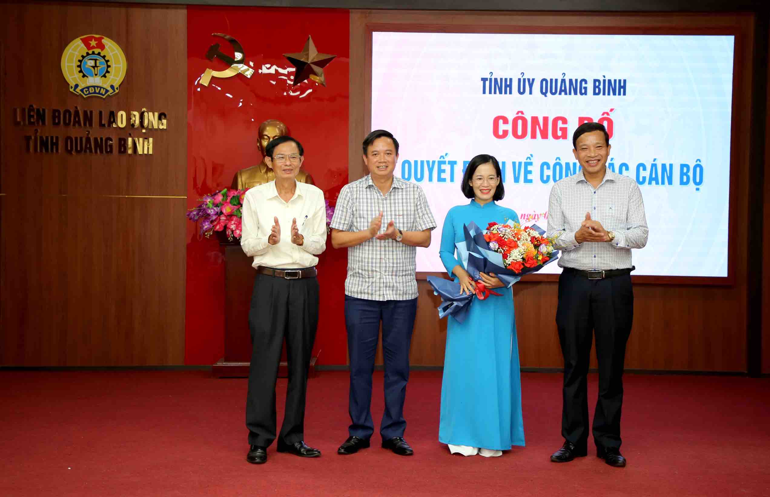 Representative of the Department of Labor, Invalids and Social Affairs of Quang Binh province presented flowers to congratulate the Chairman of the Provincial Federation of Labor. Photo: Cong Sang