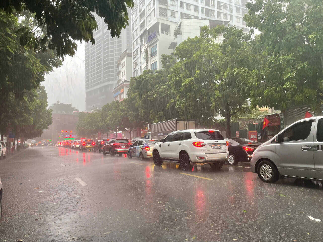 Although it is forecast that storm No. 3 Yagi will make landfall in Vietnam tomorrow morning, Hanoi is currently experiencing very heavy rain. Some areas are experiencing localized flooding. Photo: Thuy Linh