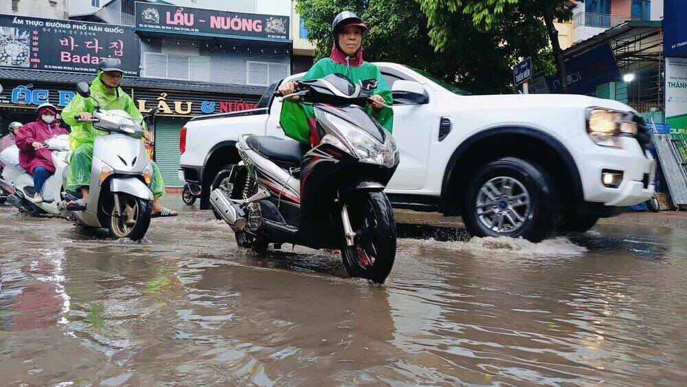 Although it has only been a light rain, some flooded areas have appeared in Thien Hien Street (Nam Tu Liem, Hanoi). Photo: Hai Danh