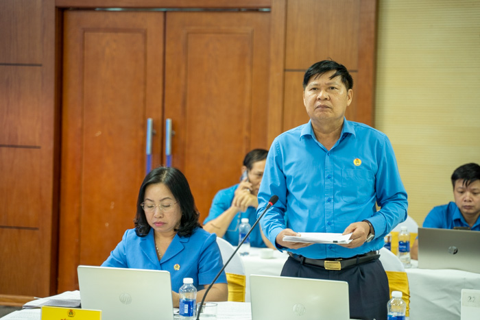 Phó Chủ tịch Phan Văn Anh trình bày Tờ trình Kế hoạch tổ chức các hoạt động chăm lo cho đoàn viên, người lao động dịp Tết Nguyên đán Ất Tỵ 2025. Ảnh: Đền Phú