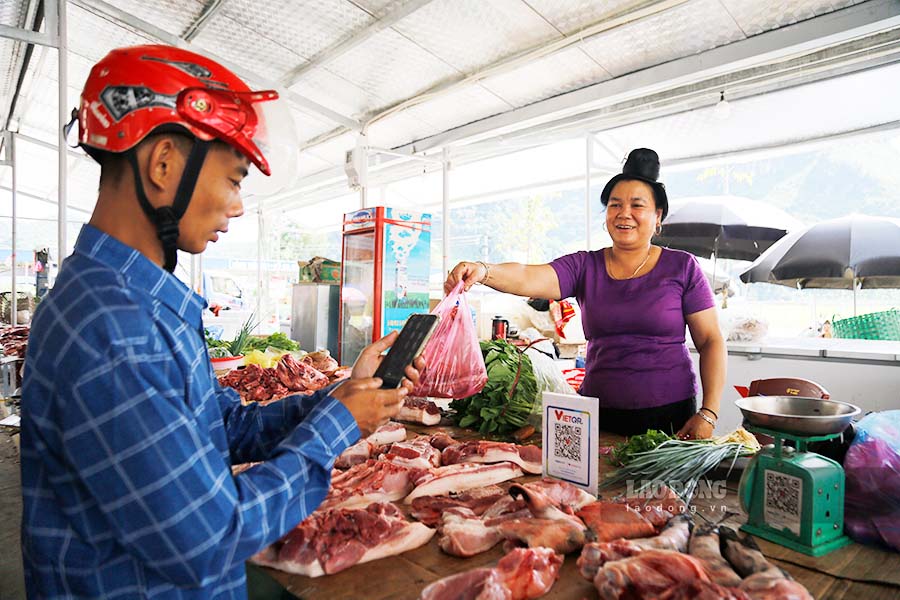 People in Bung Lao commune, Muong Ang district, pay cashless when buying and selling.