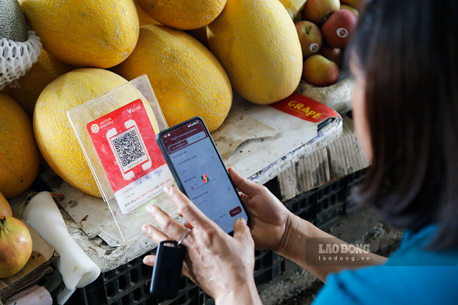 QR codes are equipped for more than 100 small traders at the central market of Muong Ang district.