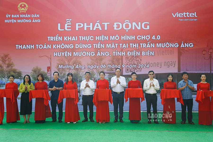 Các đại biểu cắt băng khai trương mô hình chợ 4.0, thanh toán không dùng tiền mặt tại chợ trung tâm huyện Mường Ảng, tỉnh Điện Biên. Ảnh: Thanh Bình