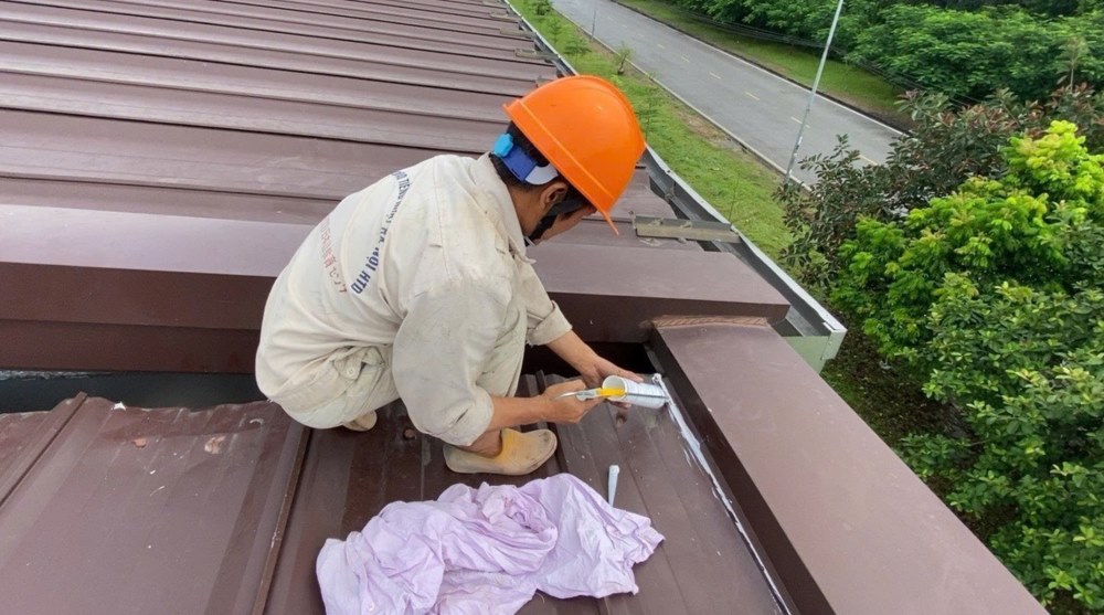 Các doanh nghiệp ở Hải Phòng chằng chống, gia cố nhà xưởng, cho công nhân nghỉ để phòng chống bão số 3. Ảnh: Nguyễn Hương