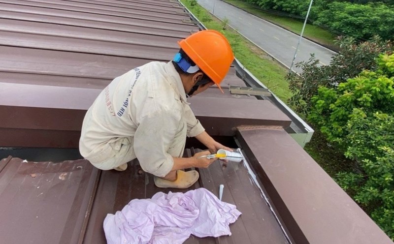 Các doanh nghiệp ở Hải Phòng chằng chống, gia cố nhà xưởng, cho công nhân nghỉ để phòng chống bão số 3. Ảnh: Nguyễn Hương