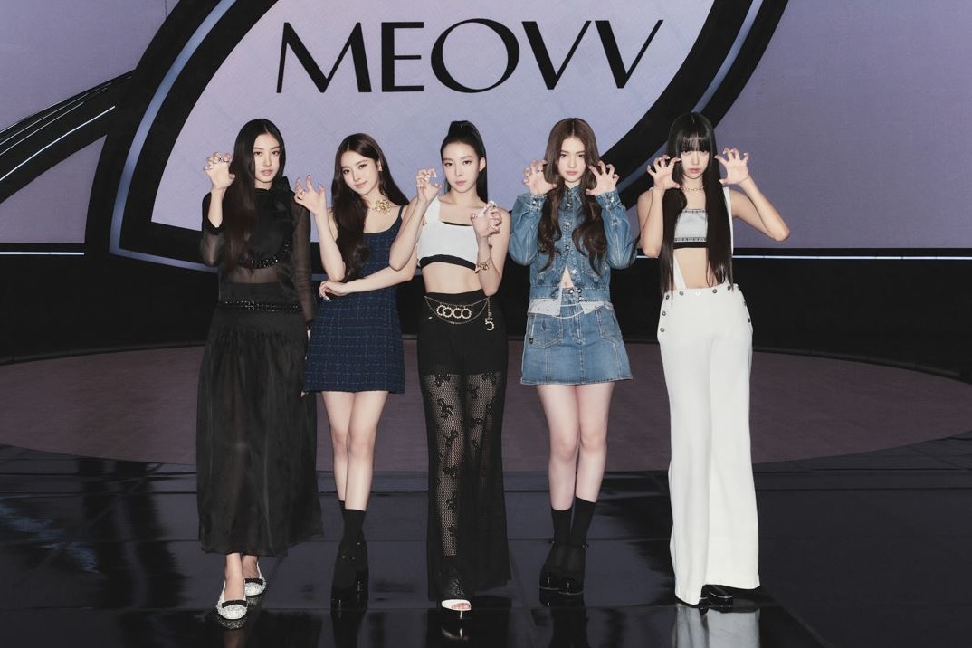 Đội hình nhóm MEOVV trong họp báo ra mắt. Ảnh: Naver