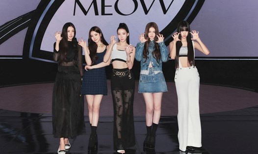 Đội hình nhóm MEOVV trong họp báo ra mắt. Ảnh: Naver