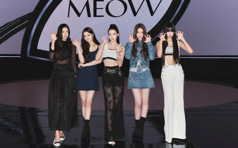 Đội hình nhóm MEOVV trong họp báo ra mắt. Ảnh: Naver